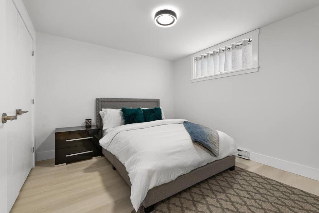 Beautiful 1 Bedroom Apartment - Private Entrance Moncton Exterior foto